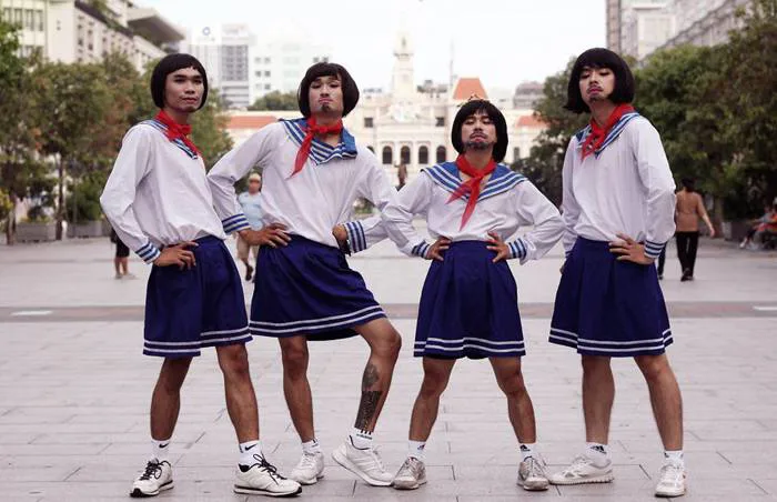 Mặc váy, vẽ thêm râu cosplay thành nữ sinh Nhật Bản: Đây chính là những  chàng trai 
