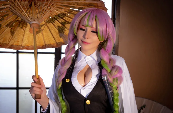 Hình nền : Vera Andreeva, đàn bà, mô hình, Cosplay, Kimetsu no Yaiba,  Mitsuri Kanroji, Braids, Braided hair, tóc dài, Katana, Vũ khí, đôi mắt  nhắm, mỉm cười, ô, Sự phân chia,