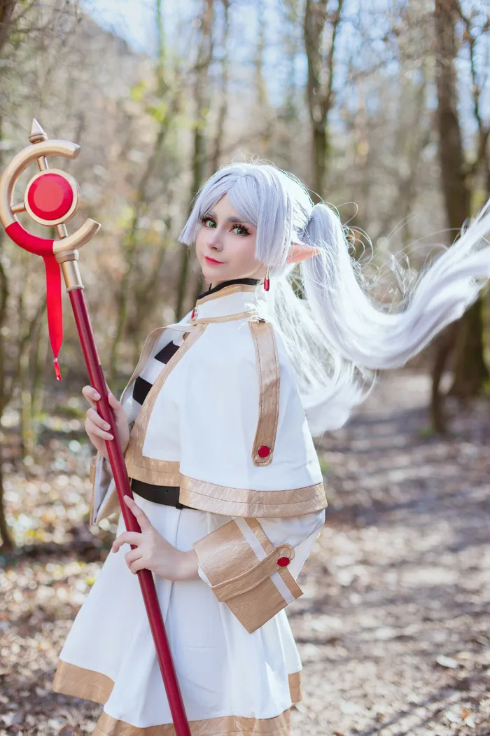 Frieren Cosplay bởi Aloeveraiskawaii : r/Frieren