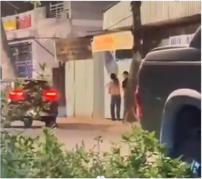 Tạm đình chỉ phó công an phường liên quan video tát vào mặt một người dân -  Tuổi Trẻ Online