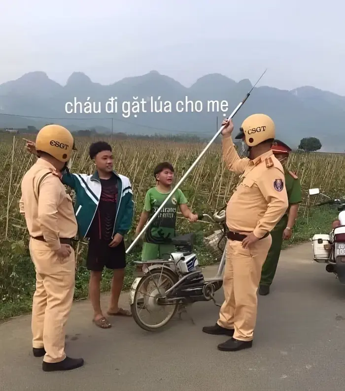 Cười té ghế với loạt meme công an nổi đình đám trên mạng xã hội