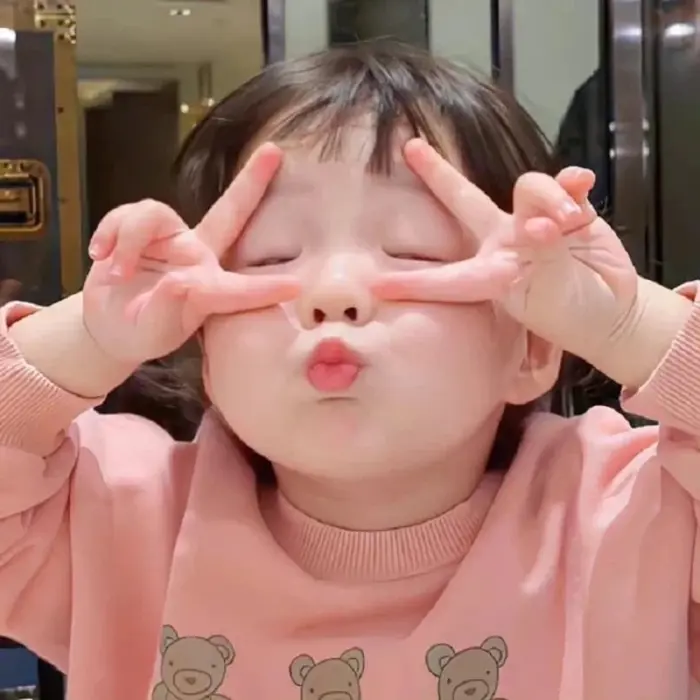 Bộ sưu tập ảnh em bé meme dễ thương cho mạng xã hội