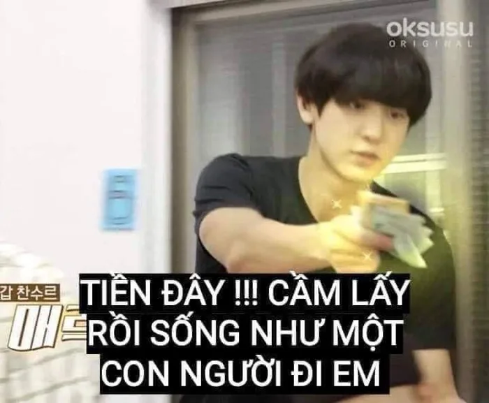 Meme ⚡ Tiền đây, cầm lấy rồi sống như một con người đi em