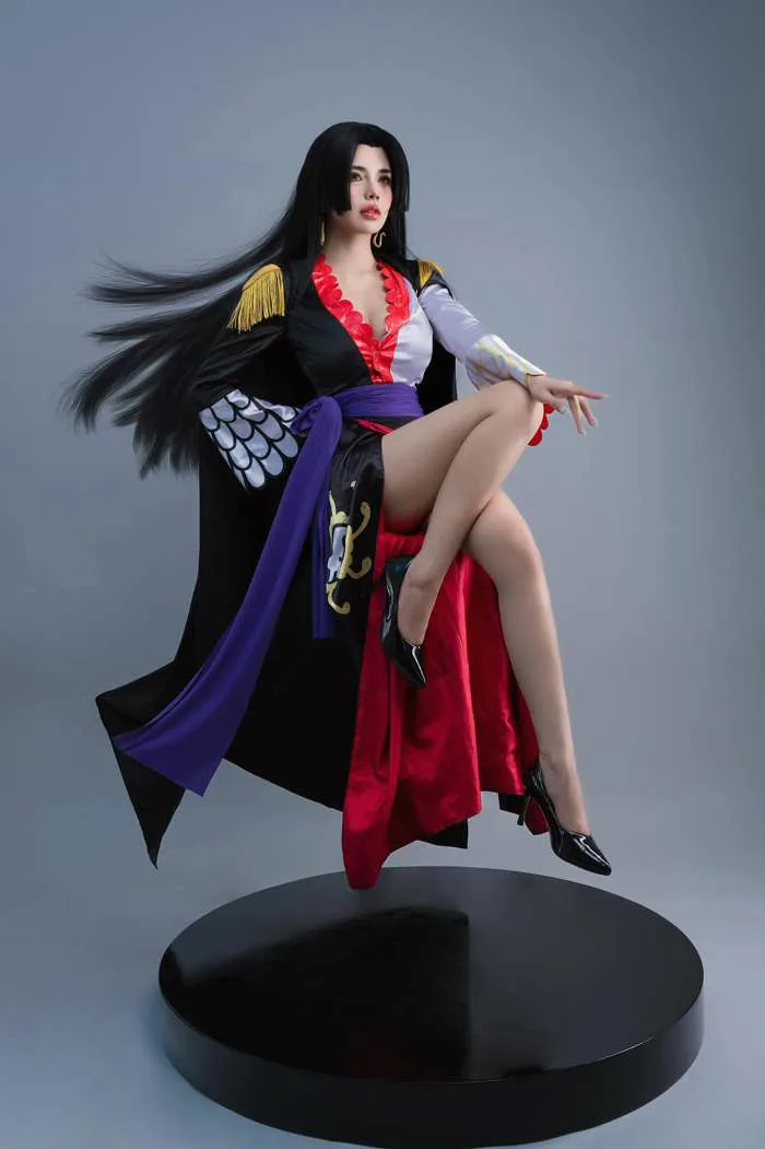 Cưới đến nơi, Mai Dora vẫn cực năng suất, tung bộ hình cosplay Boa Hancock  ngọt như ướp đường!
