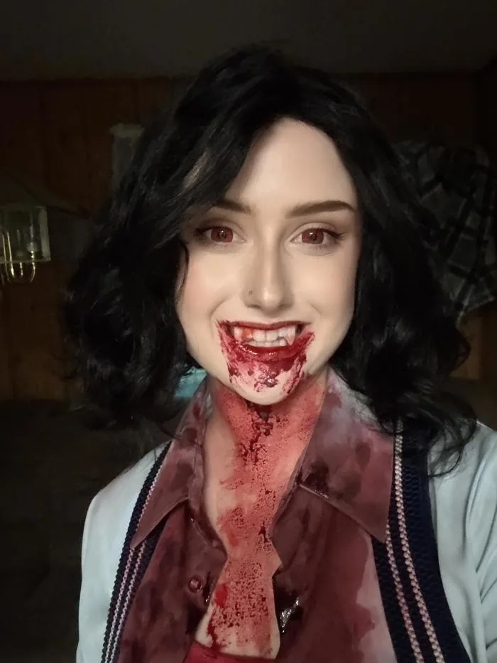 Màn cosplay ma cà rồng F!Remmick của mình từ Sinners (2025). Lướt xuống  cuối để xem ảnh đầy đủ + đàn banjo nha. Áo là mình tự vẽ bằng airbrush và  móng