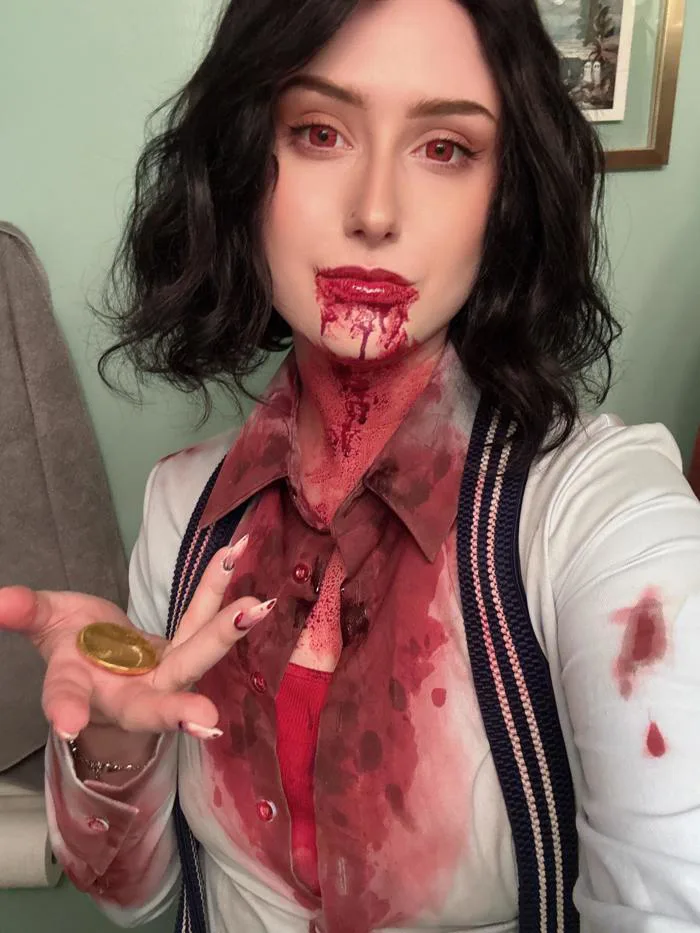 Màn cosplay ma cà rồng F!Remmick của mình từ Sinners (2025). Lướt xuống  cuối để xem ảnh đầy đủ + đàn banjo nha. Áo là mình tự vẽ bằng airbrush và  móng