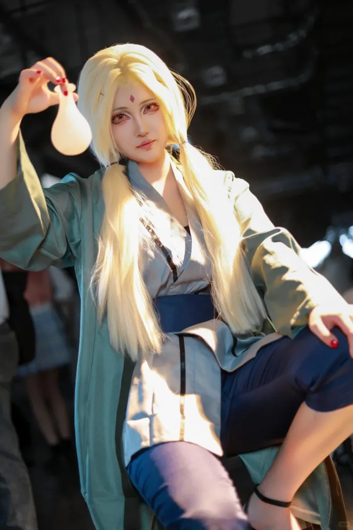 Ảnh cosplay Tsunade cuốn hút toát lên khí chất Hokage mạnh mẽ