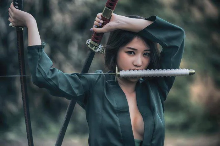 One Piece: Chảy máu mũi với phiên bản cosplay kiếm sĩ Zoro cực nóng bỏng  của fan nữ