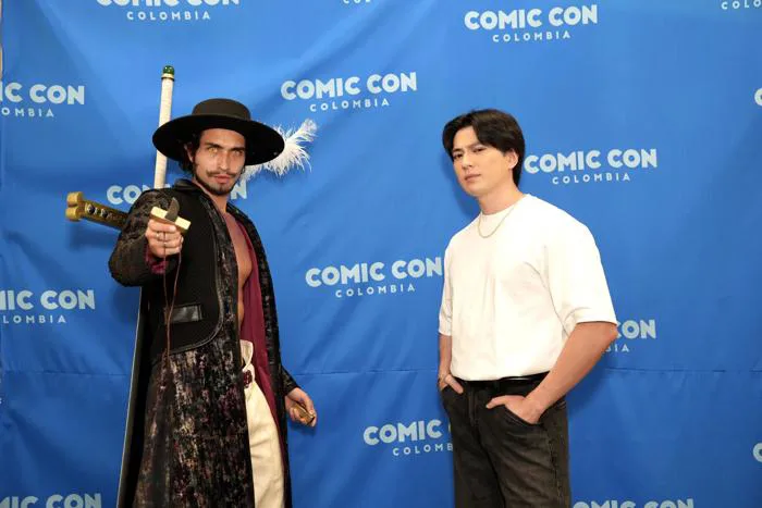 Ảnh của tôi với Mackenyu (Zoro ở LA) tại Comic-Con với cosplay Dracule  Mihawk của tôi : r/OnePiece